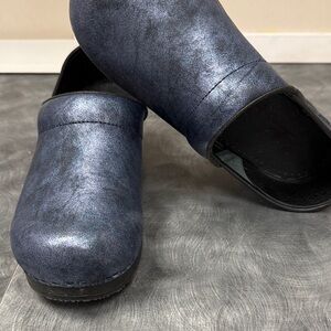 Sanita Metallic Navy Blue Leather Clogs